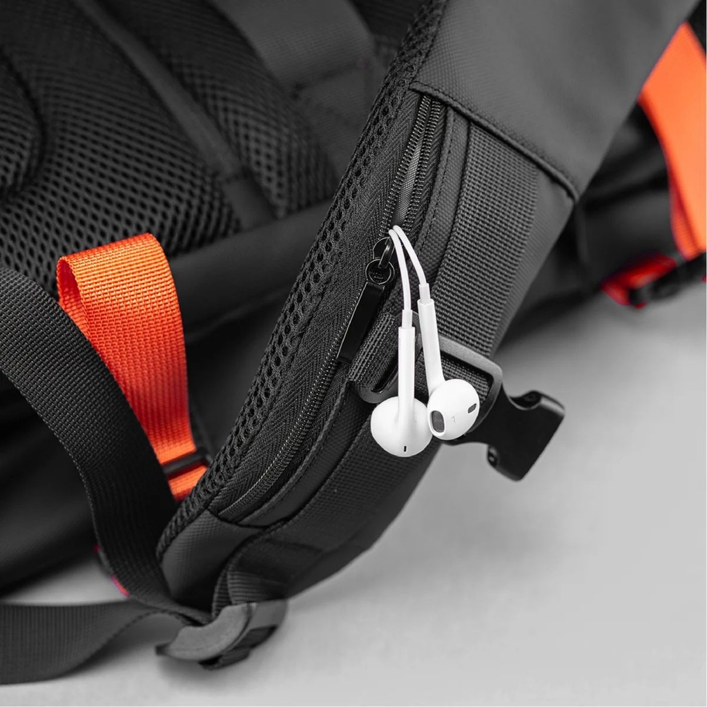 Mochila Cougar Vanguard 17" Usb - Water-resistant